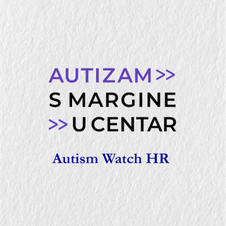 Plakat s tekstom „AUTIZAM >> S MARGINE >> U CENTAR” i nazivom „Autism Watch HR” na svijetloj, teksturiranoj pozadini.