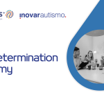 "Naslovna slika projekta Self-determination Academy. U gornjem dijelu prikazani su logotipi Erasmus+ Portugal i Inovar Autismo. U središtu je veliki naslov 'Self-determination Academy (SDA)'. Desno se nalazi fotografija grupe mladih ljudi koji sjede za stolom, razgovaraju i surađuju uz laptop i bilješke, uokvirena u plavi kružni oblik.