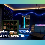 Prikaz Snoezelen senzorne sobe u plavim tonovima s bazenom s lopticama, svjetlosnom cijevi, LED rasvjetom, visećom ljuljačkom i policama s igračkama. Natpis: Prva Snoezelen senzorna soba udruge raSTEM u SPEKTRU.