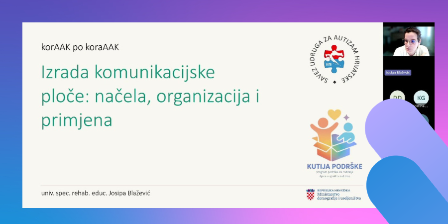 Snimka zaslona online edukacije na ljubičasto-plavoj gradijentnoj podlozi. Prikazan je slajd prezentacije „korAAK po koraAAK – Izrada komunikacijske ploče: načela, organizacija i primjena“ predavačice univ. spec. rehab. educ. Josipe Blažević. Na slajdu su logotipi Saveza udruga za autizam Hrvatske, projekta „Kutija podrške – program podrške za roditelje djece iz spektra autizma“ i Ministarstva demografije i useljeništva. Uz desni rub je bočna traka videopoziva s predavačicom i inicijalima sudionika_ca.